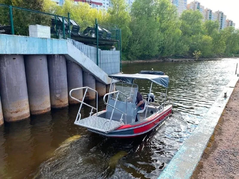 Адаптированная лодка на воде