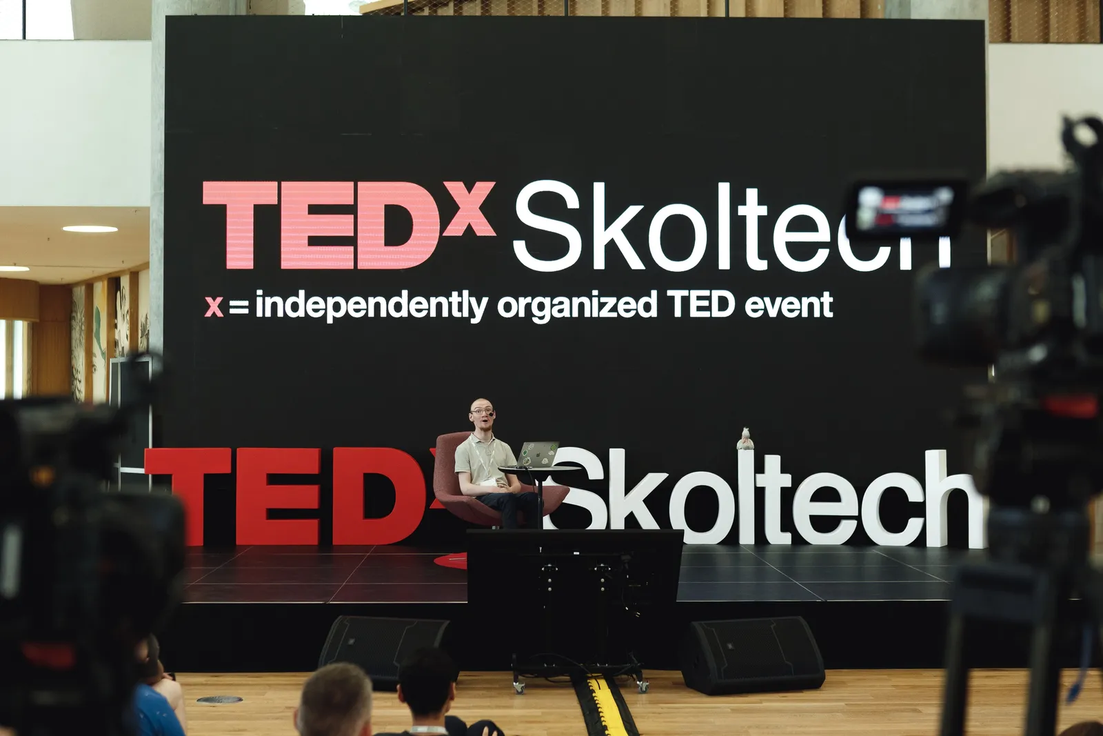 Иван Бакаидов на сцене TEDx